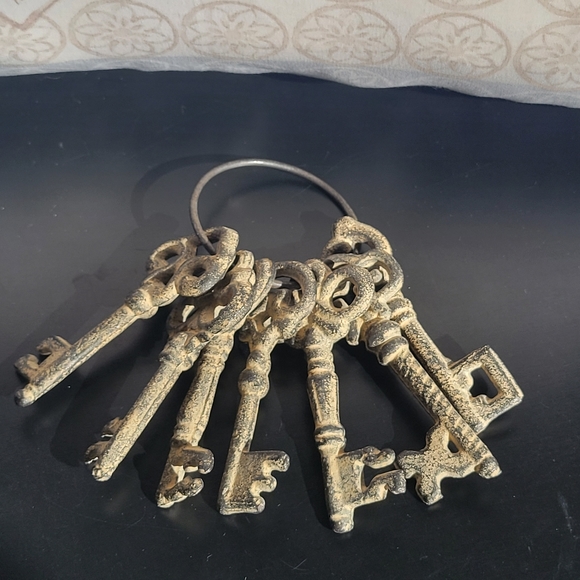 Antique Set of 7 Unique Skeleton Keys - Picture 1 of 16